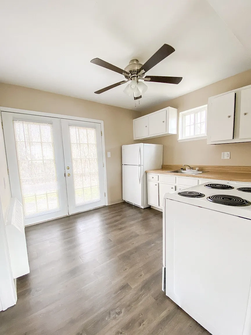 Evergreen Village Apartments & Townhouses – photo 1