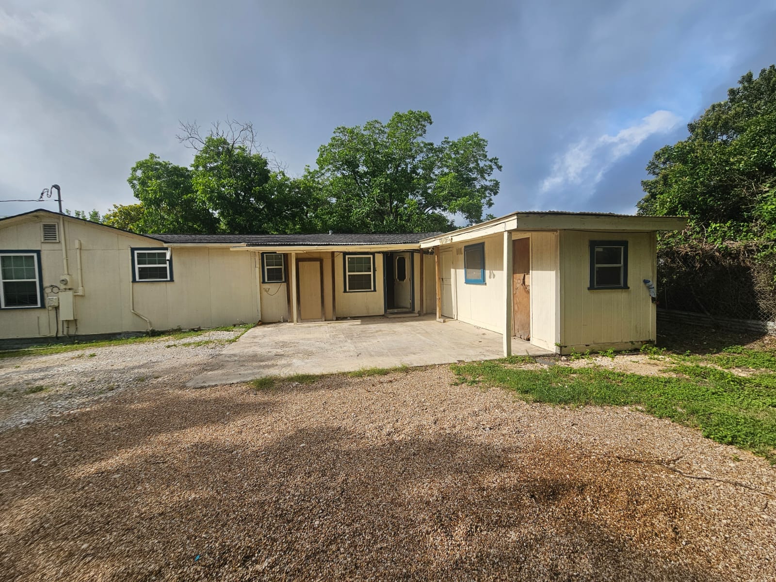 907 Neches St – photo 4