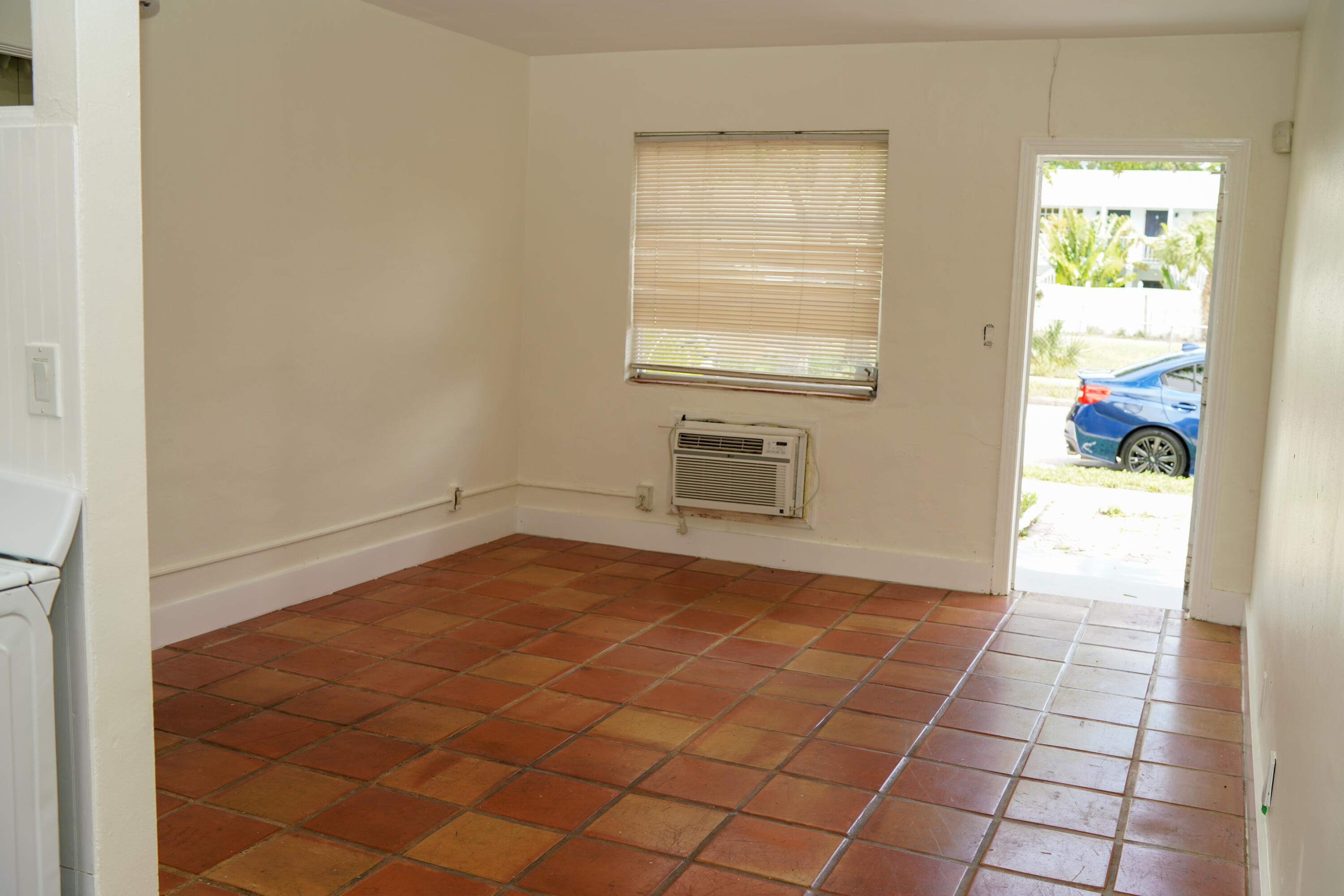 400 51st St unit 404 – photo 4