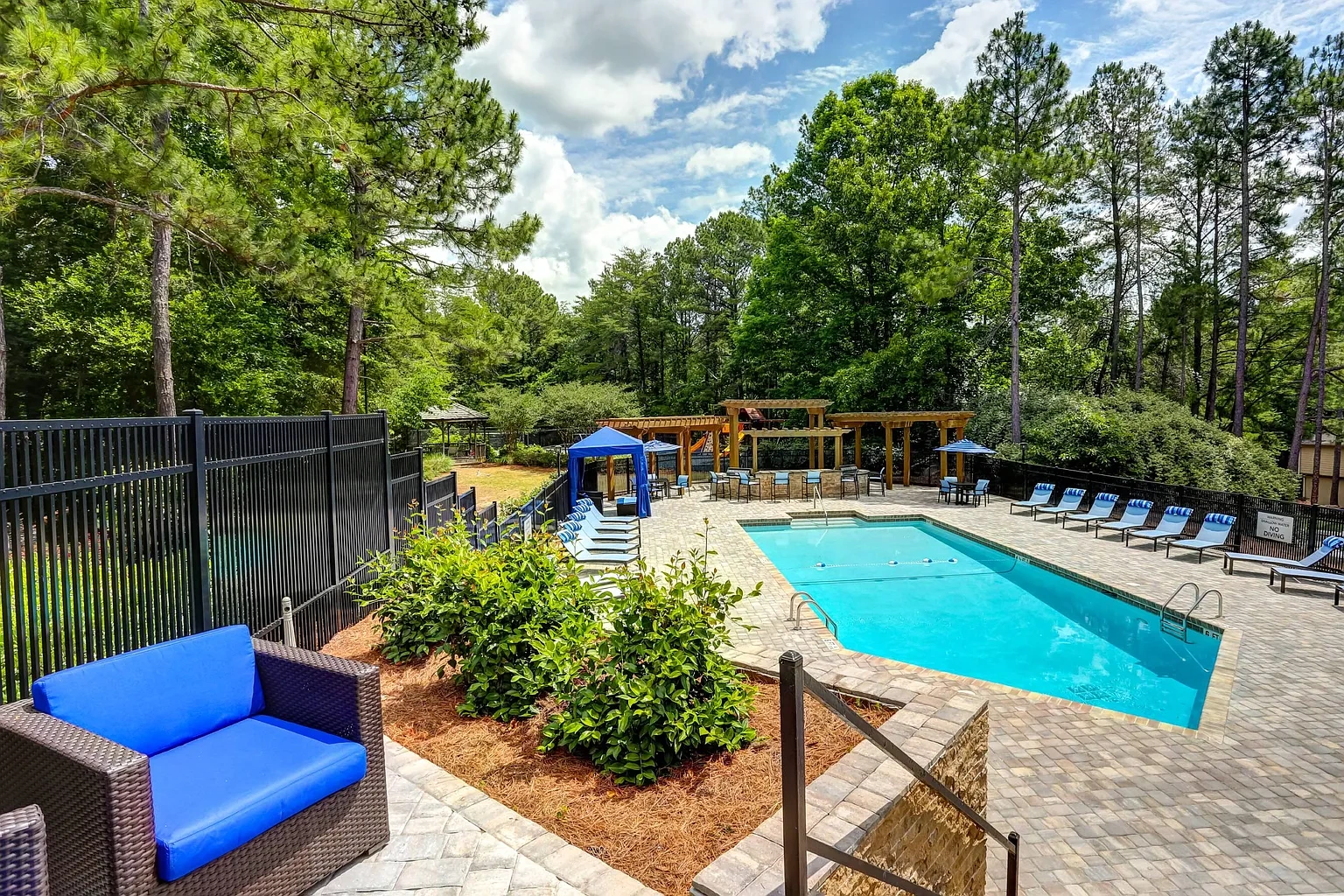 700 Riverchase Apartments – photo 3