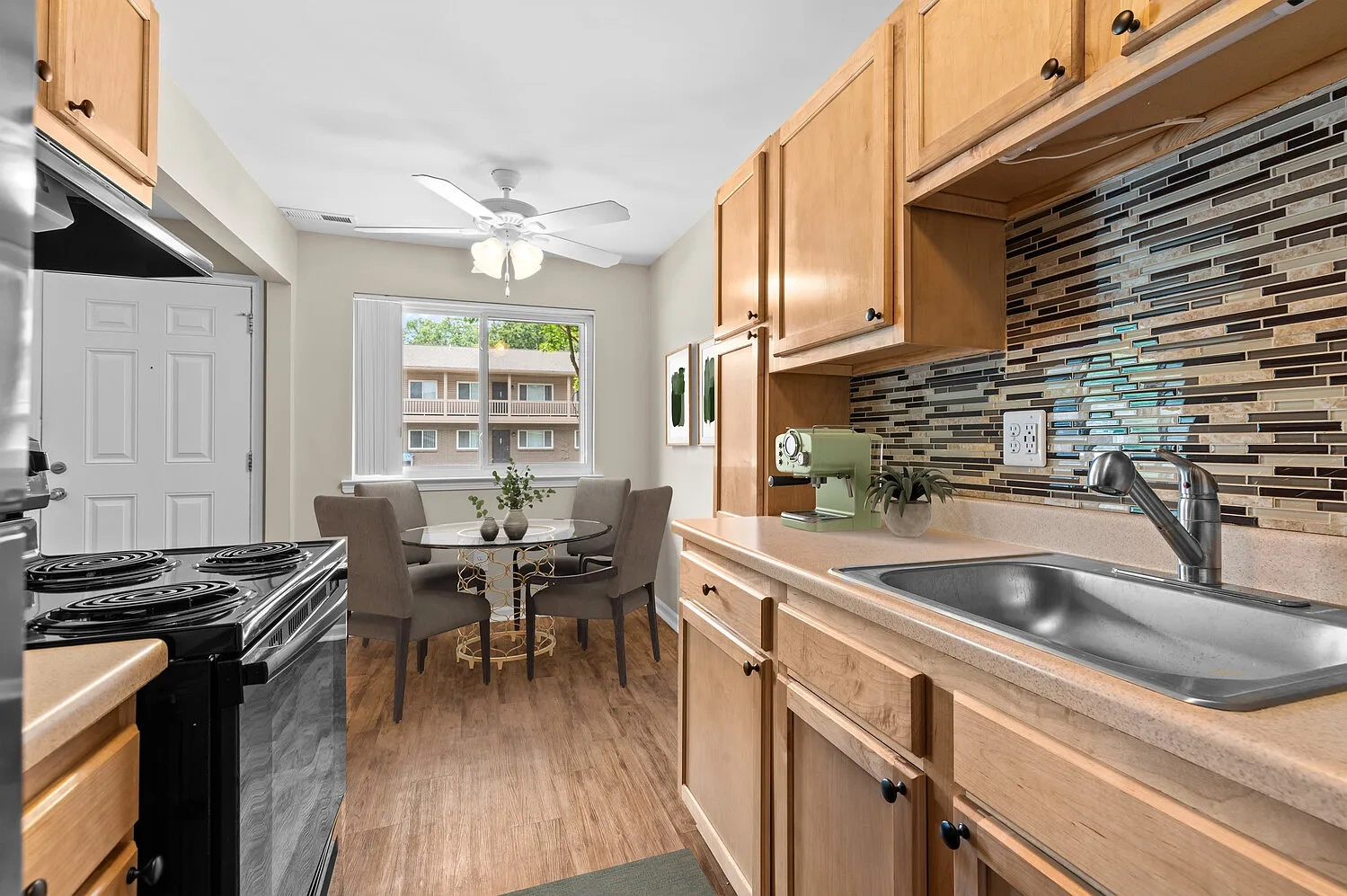 Water's Edge Apartments – photo 2