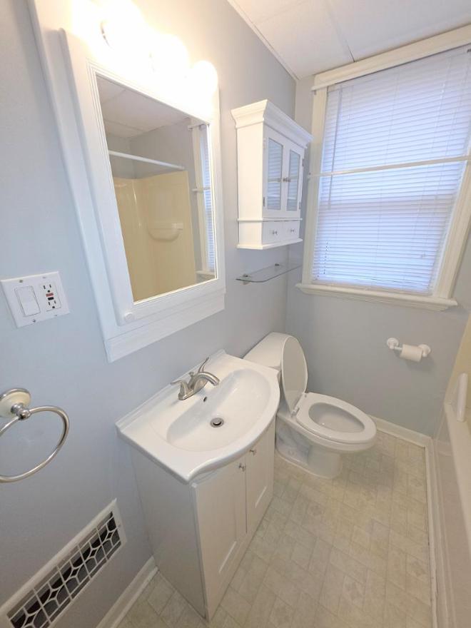 2337 Burnside Ave – photo 2