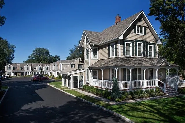Fairfield Townhouses at Amityville Village – photo 3
