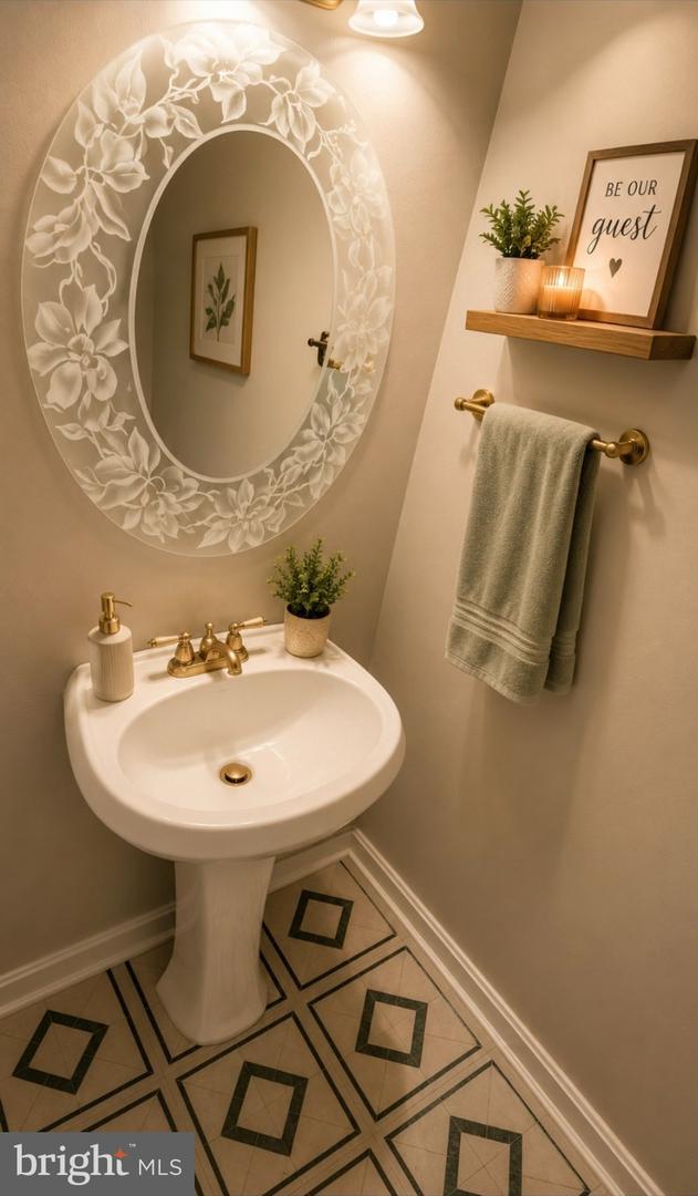 2561 Robinson Pl – photo 3