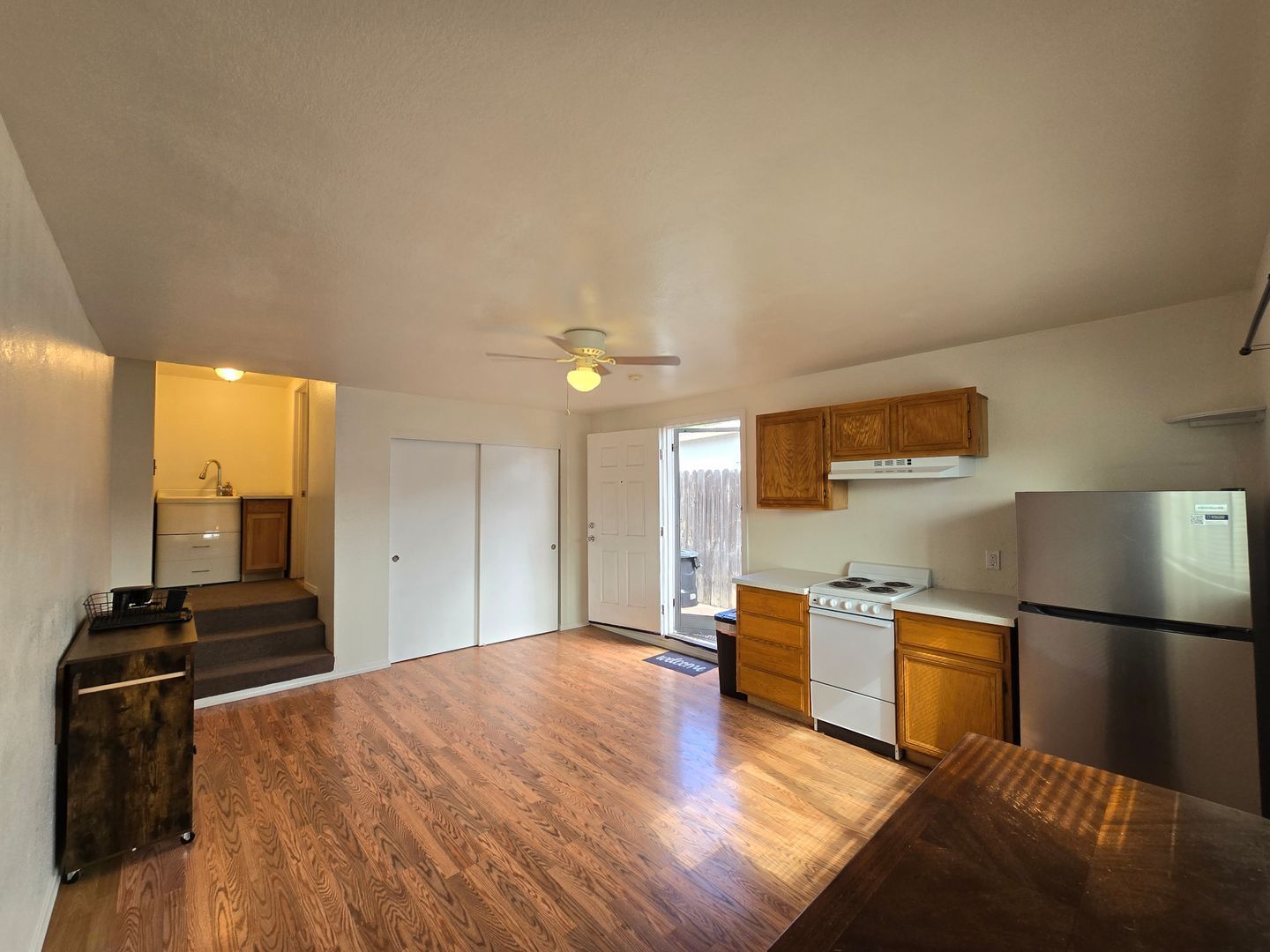 562 Jefferson Ave – photo 2