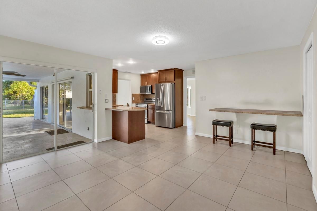 290 NW 65th Ave – photo 3