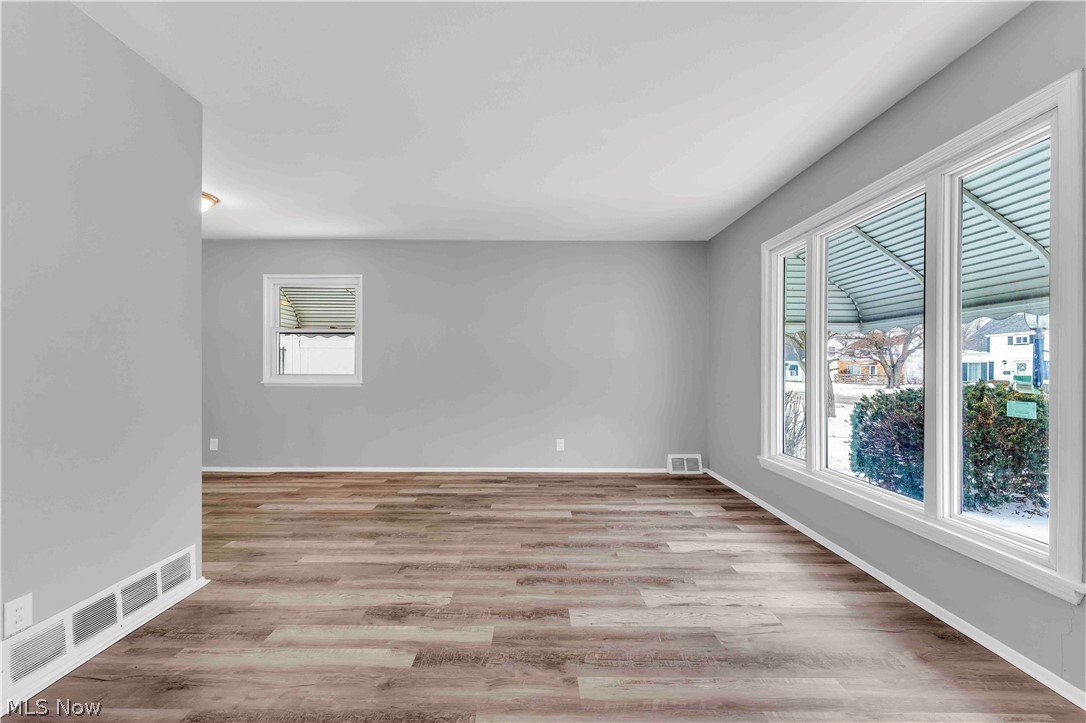 26450 Drakefield Ave – photo 4