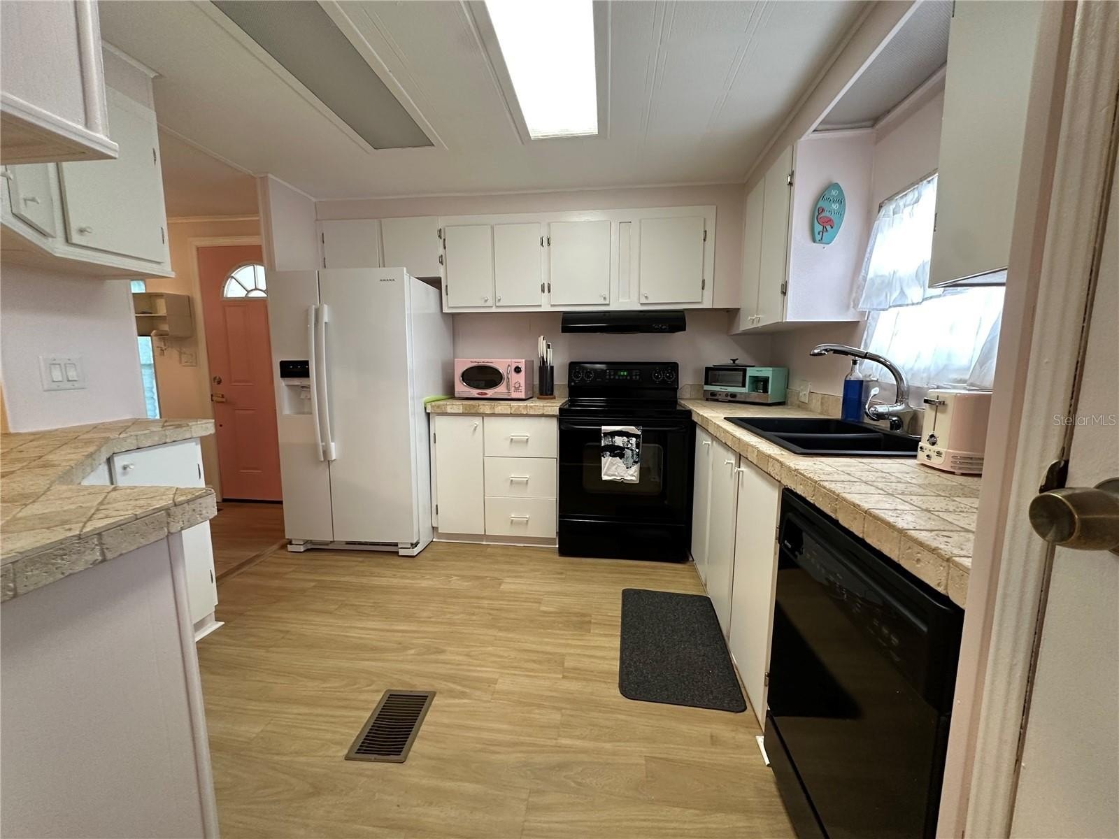 283 Apricot St – photo 2