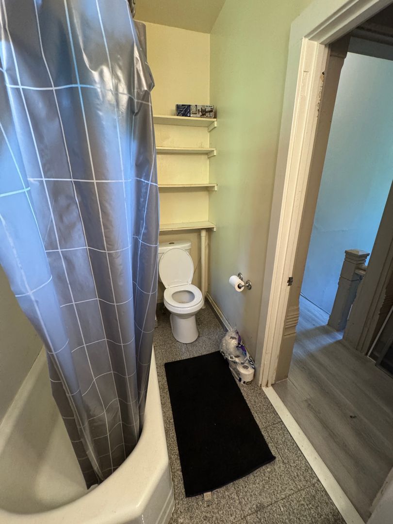 254 W Elm St unit 254 W Elm St UP - A (Studio) – photo 4