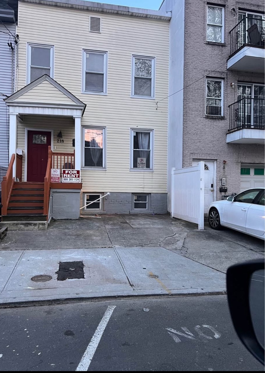 218 Delaware Ave – photo 1