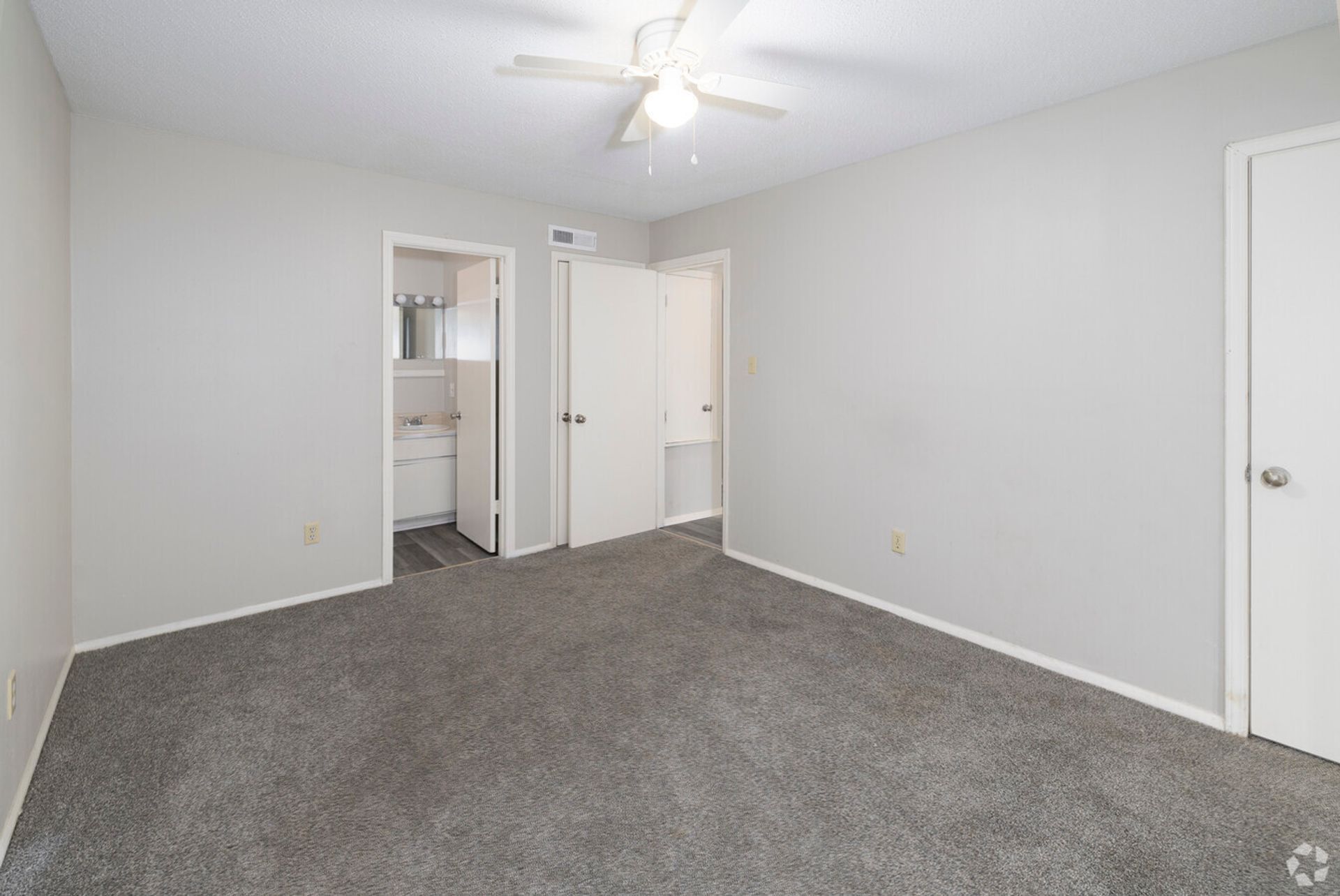 Camelot Apartments and Townhomes – photo 1