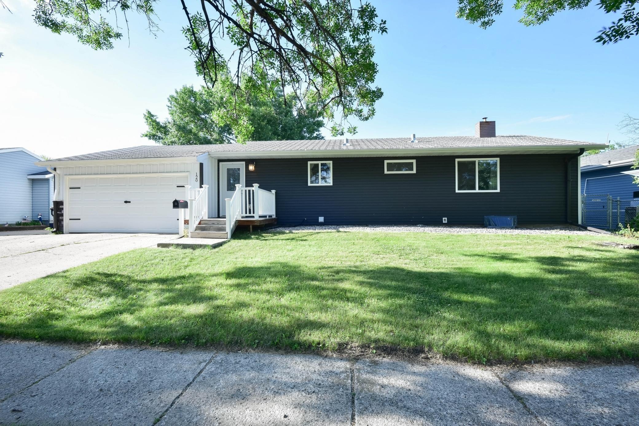 120 8th Ave E – photo 2