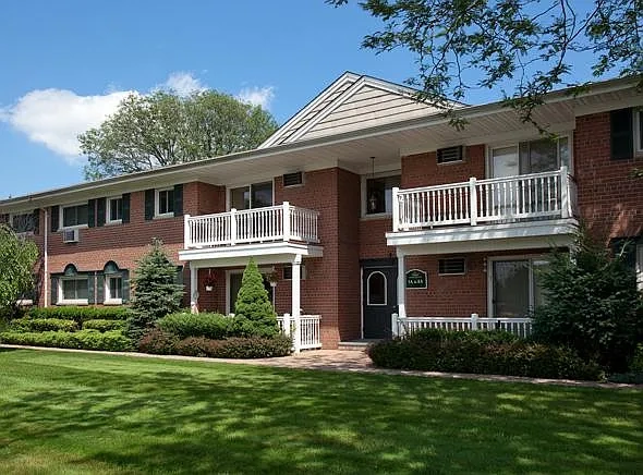 Fairfield Estates At Farmingdale Village – photo 3