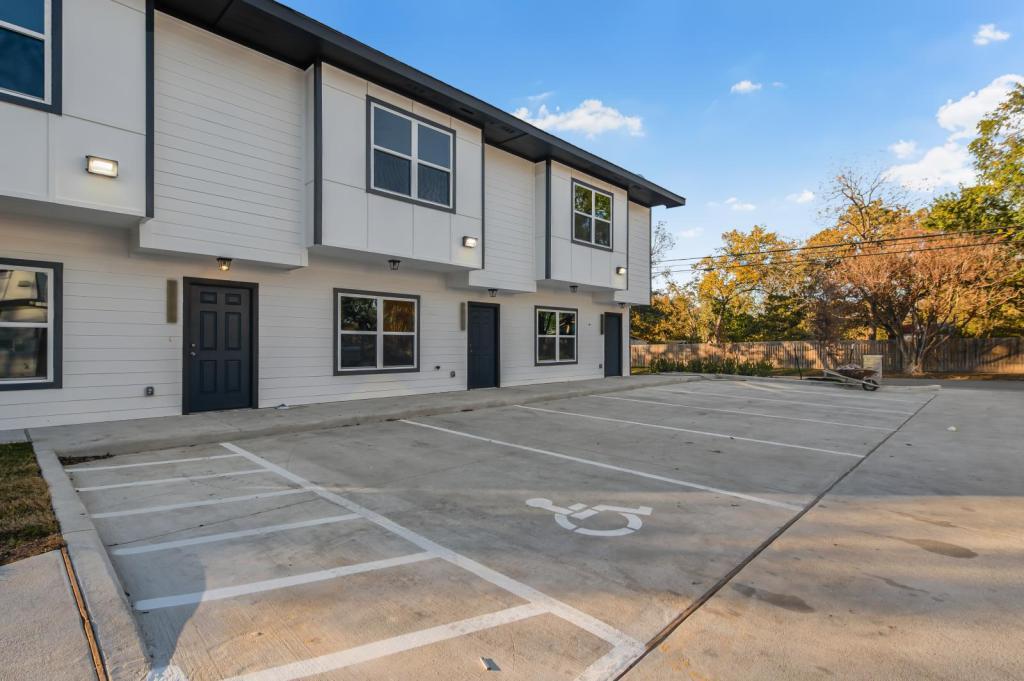601 W 24th St – photo 1