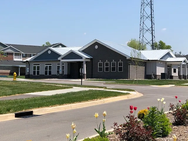 Crestwood Commons Apartments – photo 2