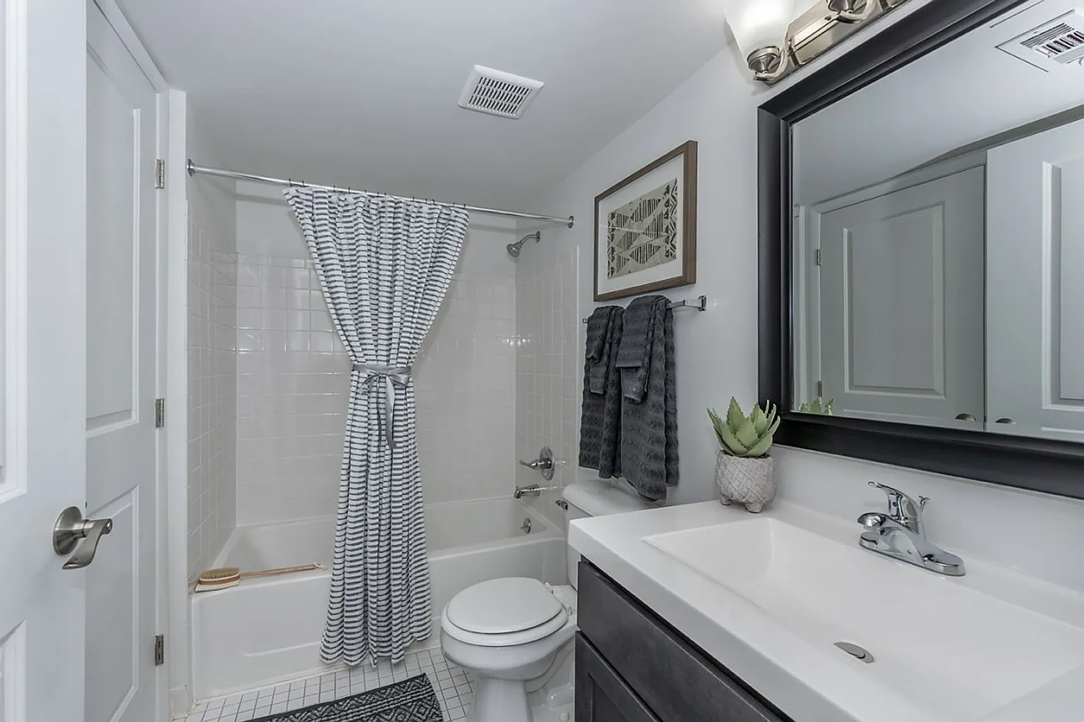 Love Where You Live: Modern 2- and 3-Bedroom Apartments in Beavercreek – photo 1