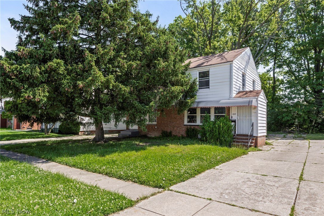 1469 E 250th St – photo 3