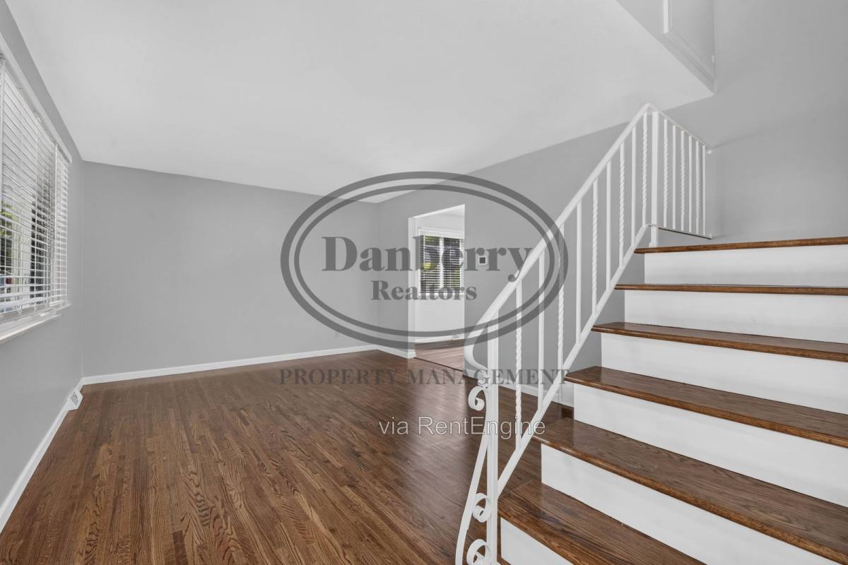 6946 Kinsman Dr – photo 4