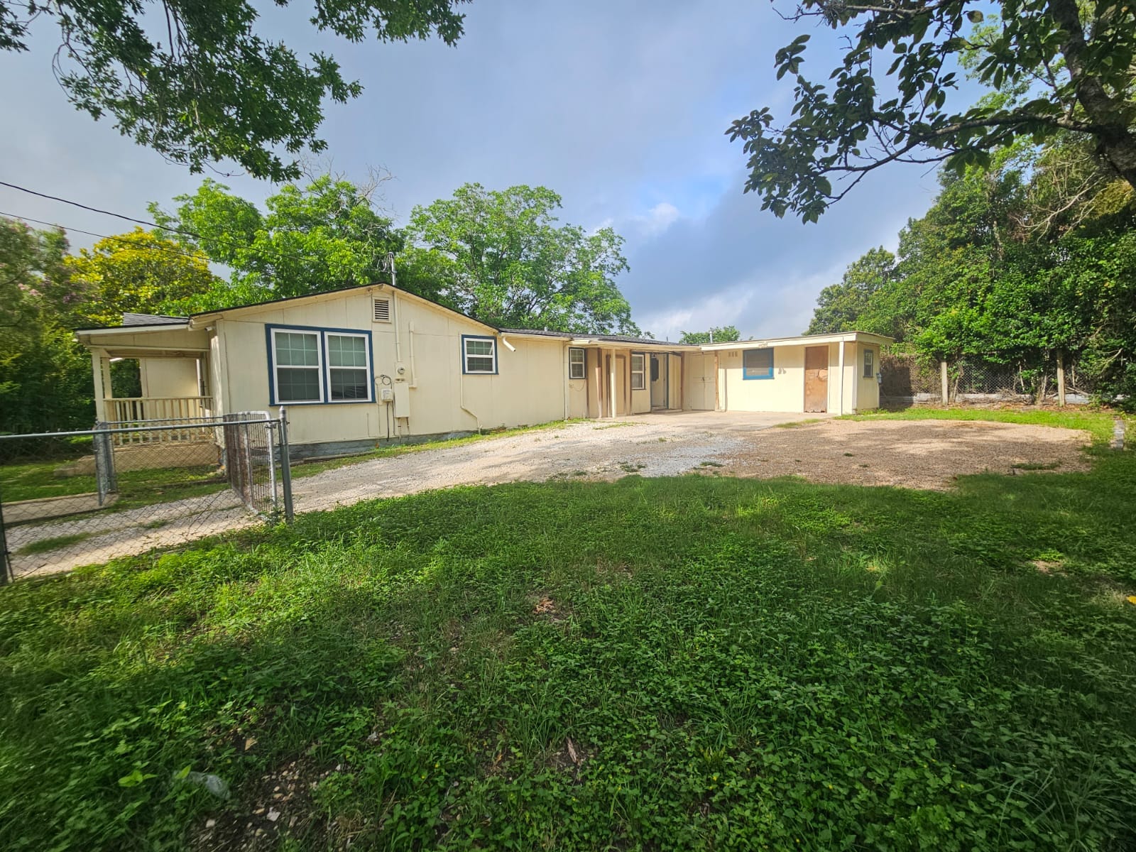 907 Neches St – photo 3