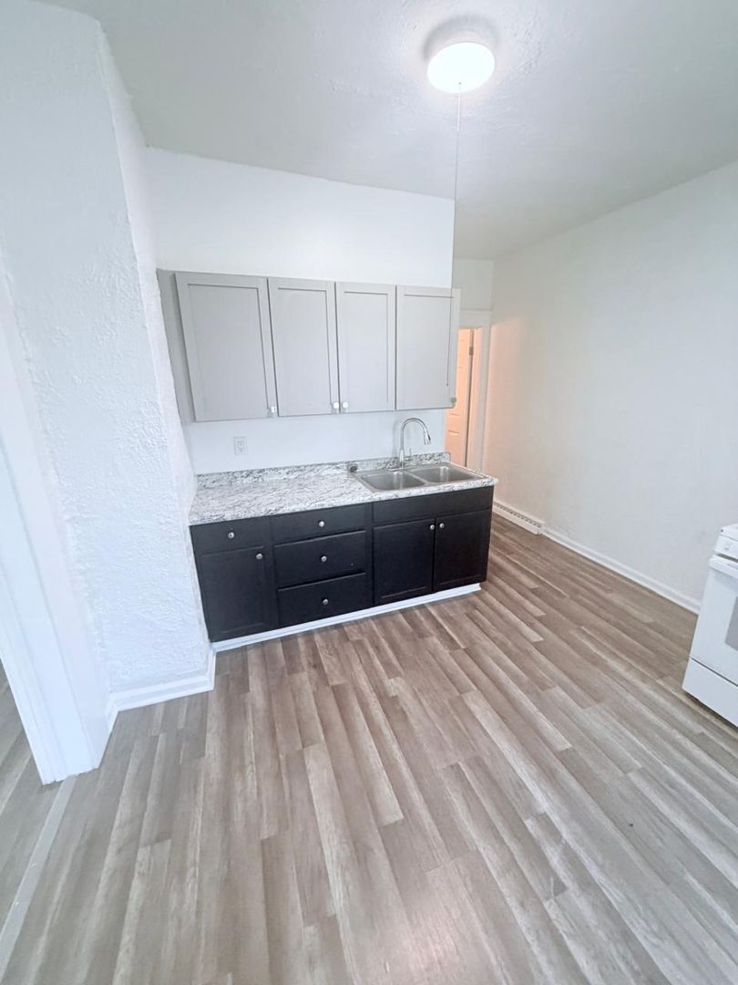 4438 Pearl Rd unit Unit 3 – photo 2