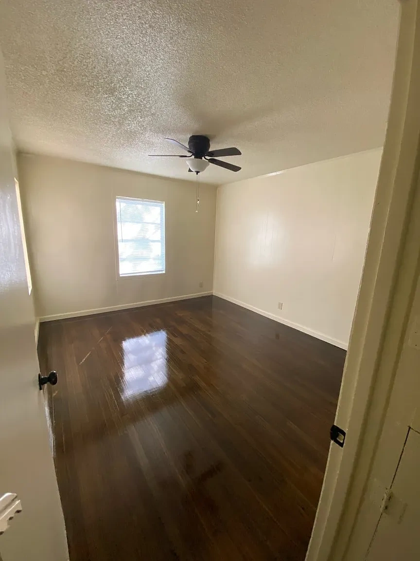 Admiral and Brittany Apartments – photo 5