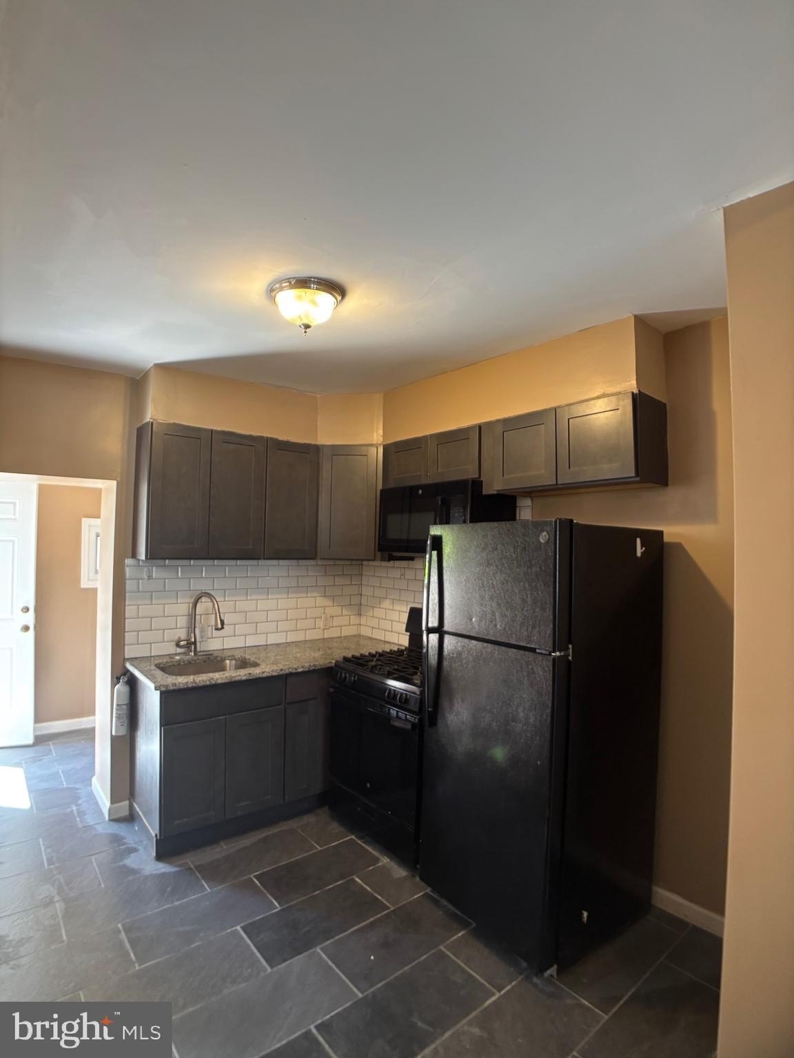 2054 Ann St – photo 3