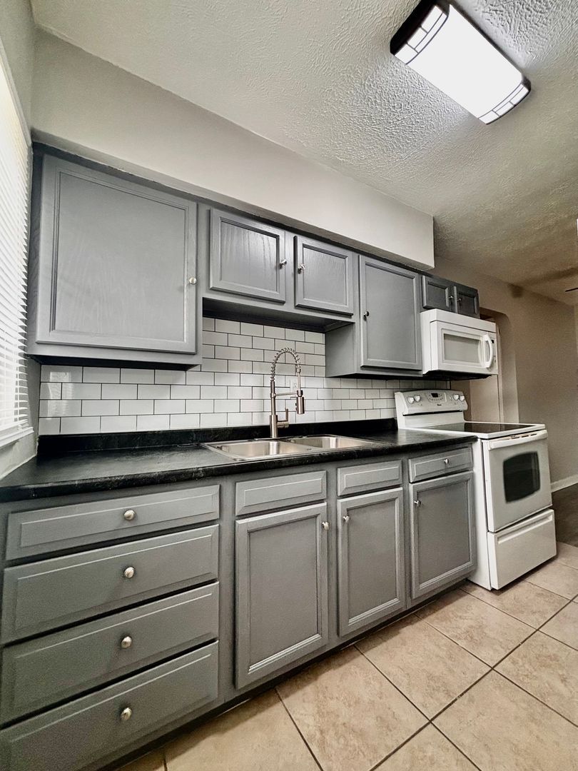 523 Hadley Ave unit 3 – photo 1
