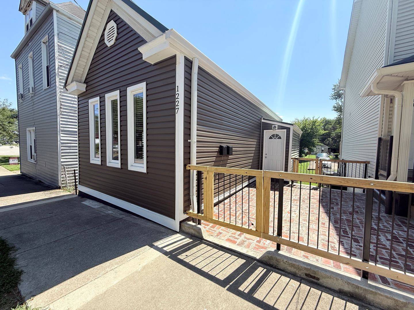 1227 Vincennes St – photo 2
