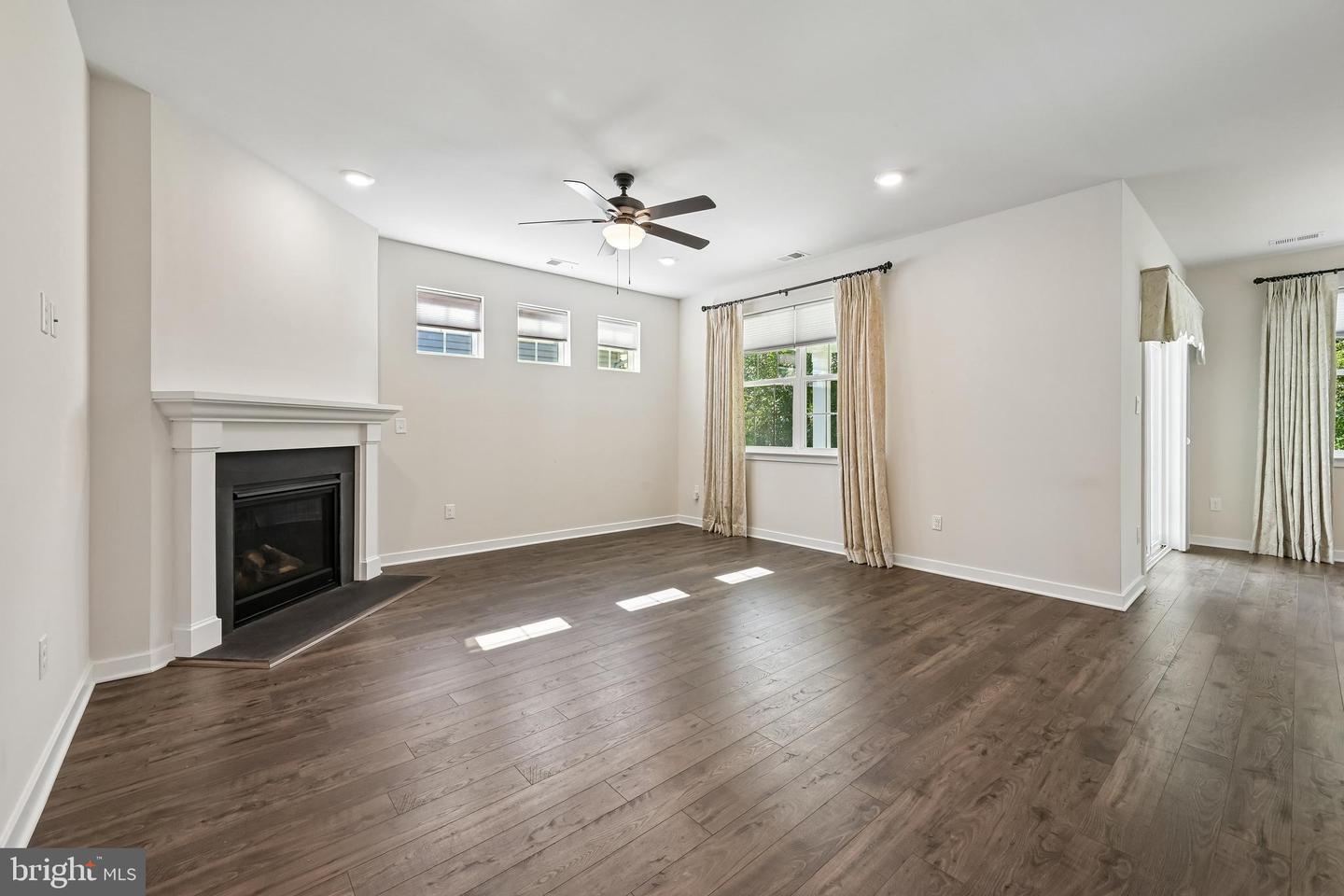 235 Congressional Ct – photo 4