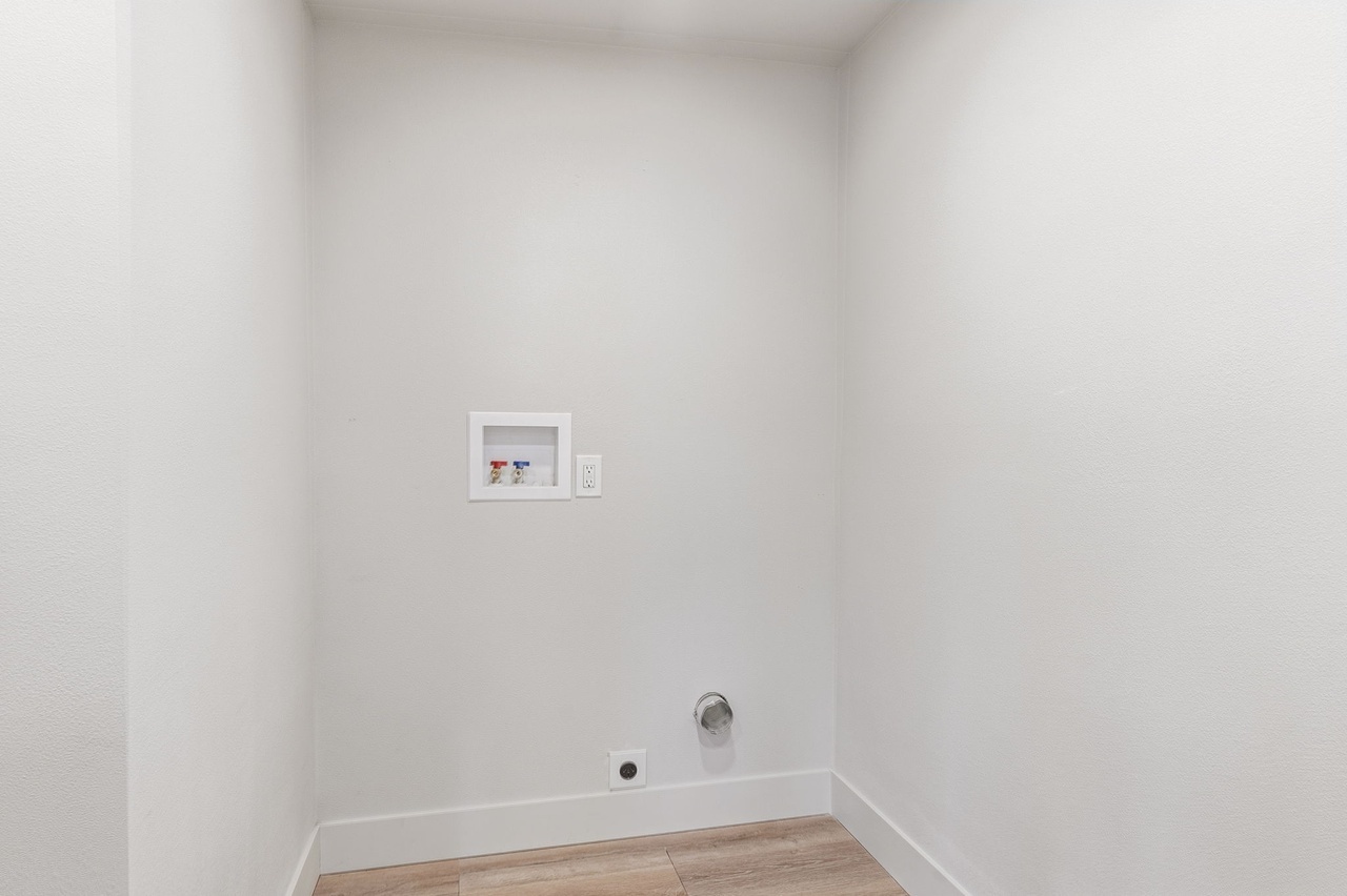 305 W 8th St – photo 4