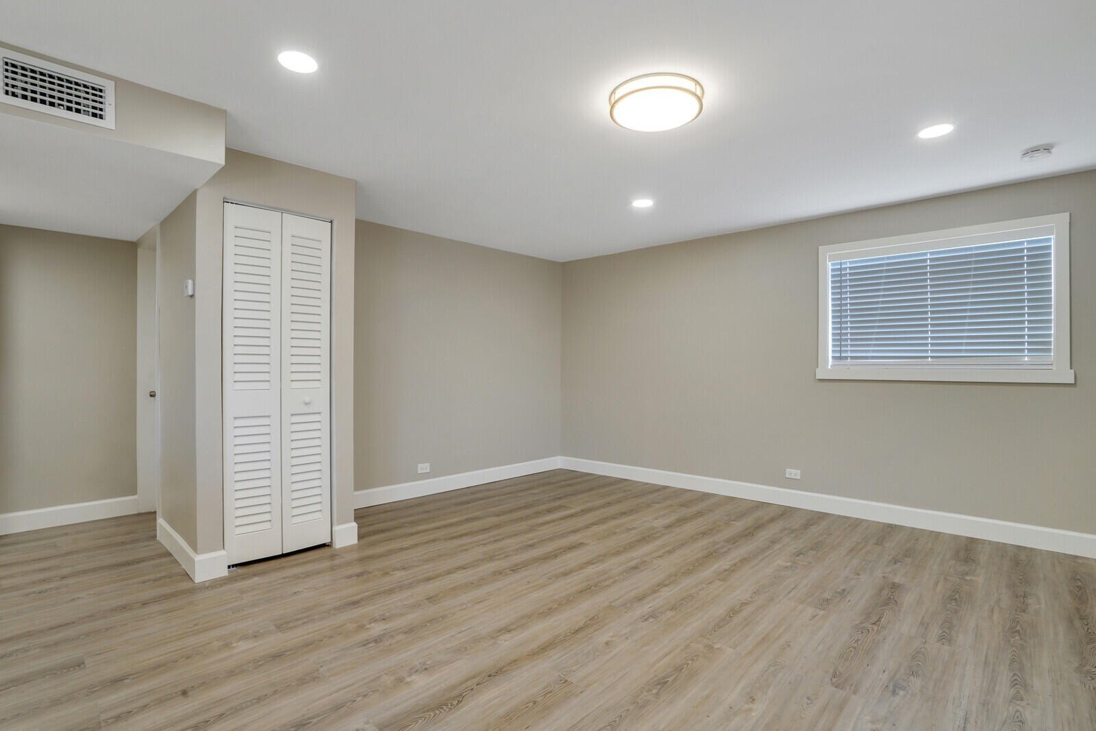 1225 W 10th St #APARTMENT – photo 4