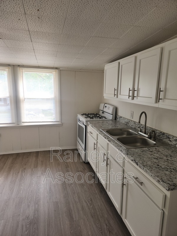 1122 Larchmont Ave unit B – photo 4