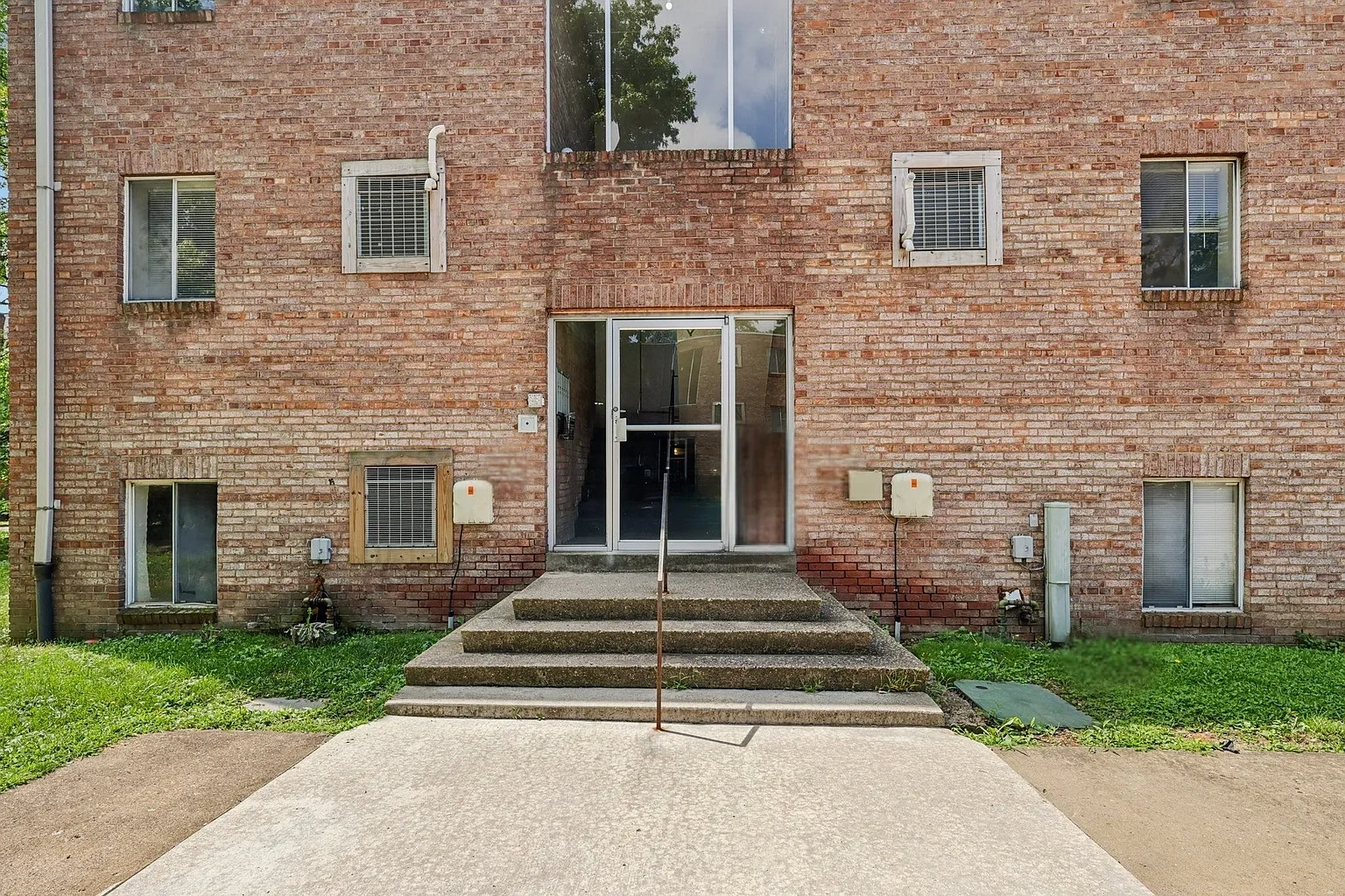 Roberta Gardens Apartments – photo 2