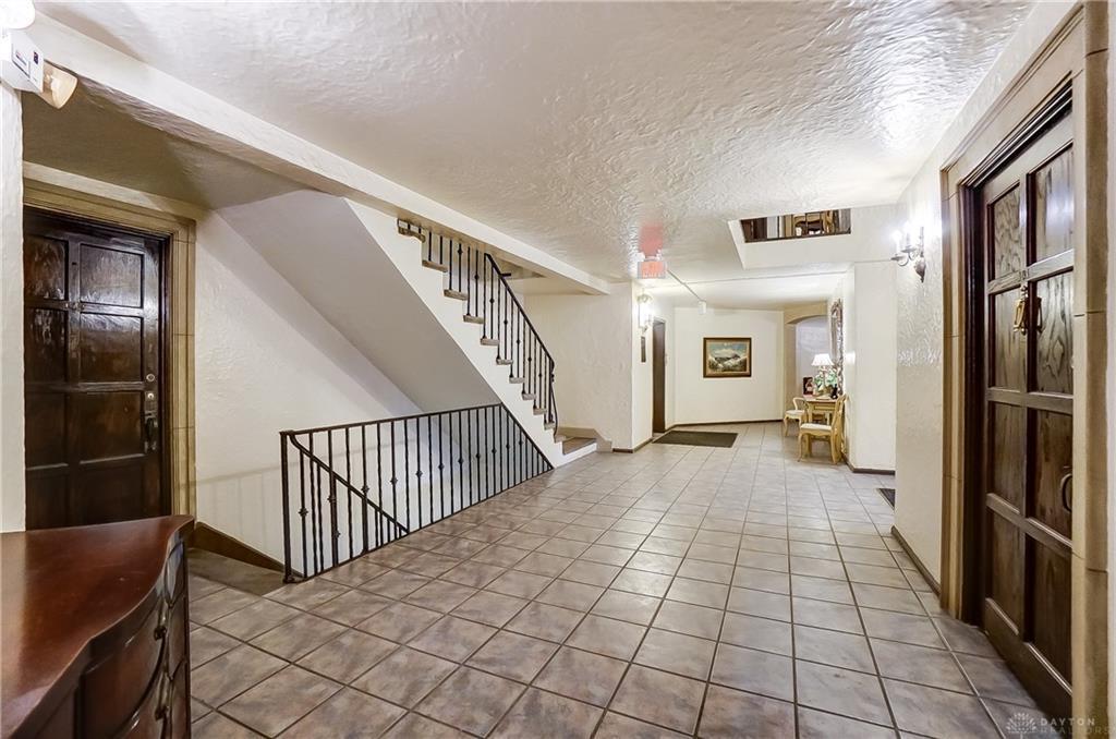 1211 Far Hills Ave – photo 3
