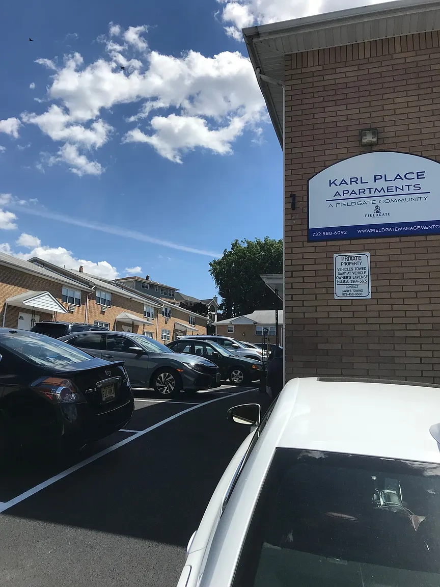 Karl Place Apartments – photo 4