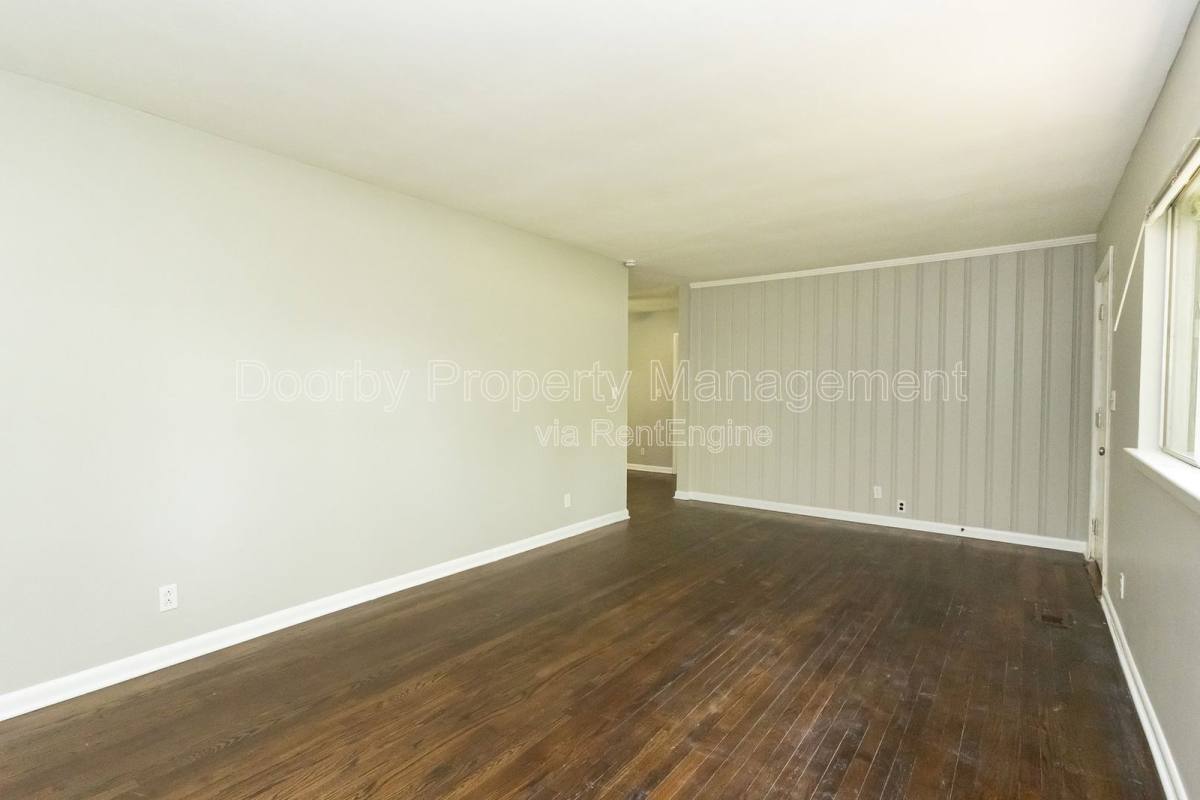 1127 Clermont Dr – photo 4