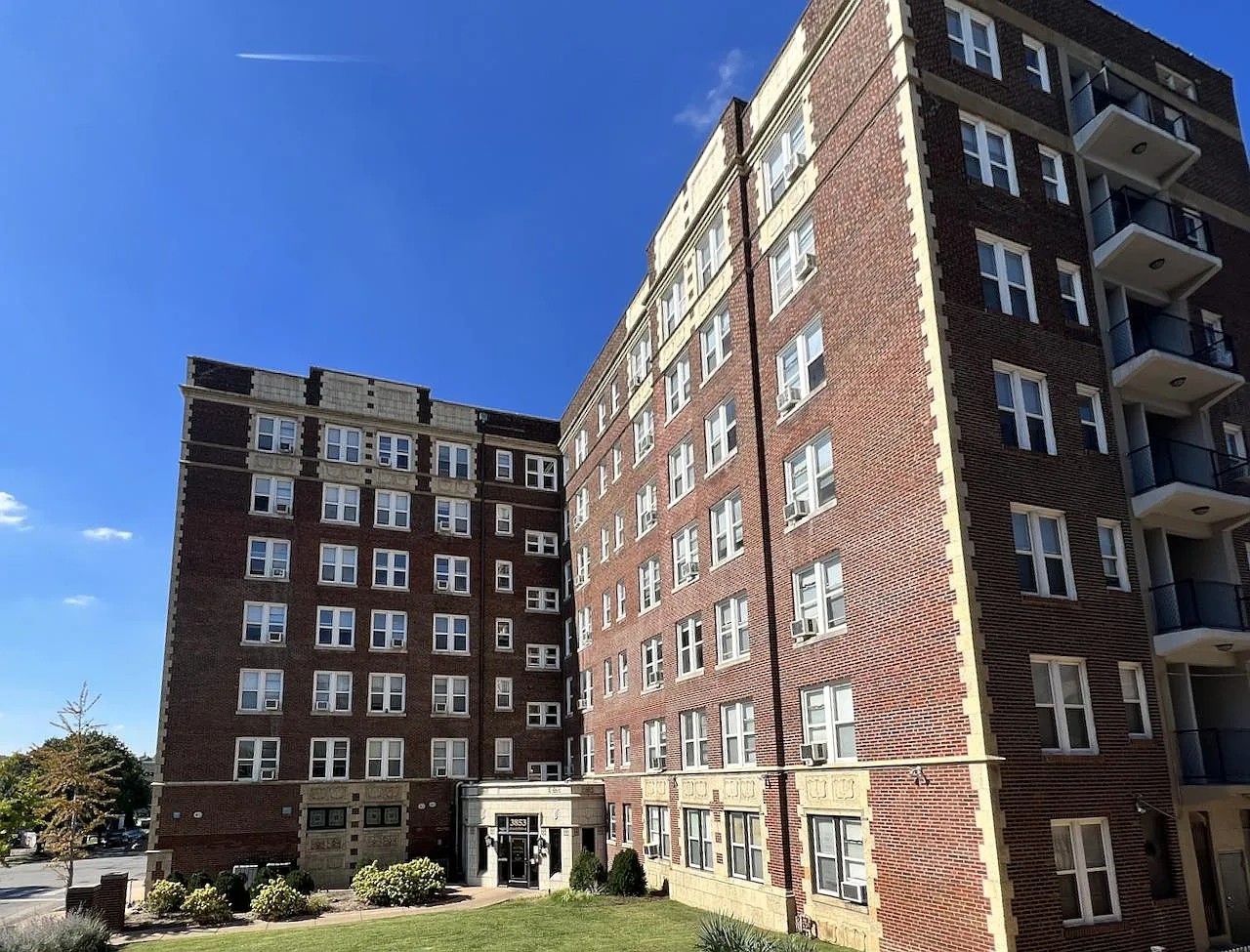 Lindell Park Apartments – photo 2