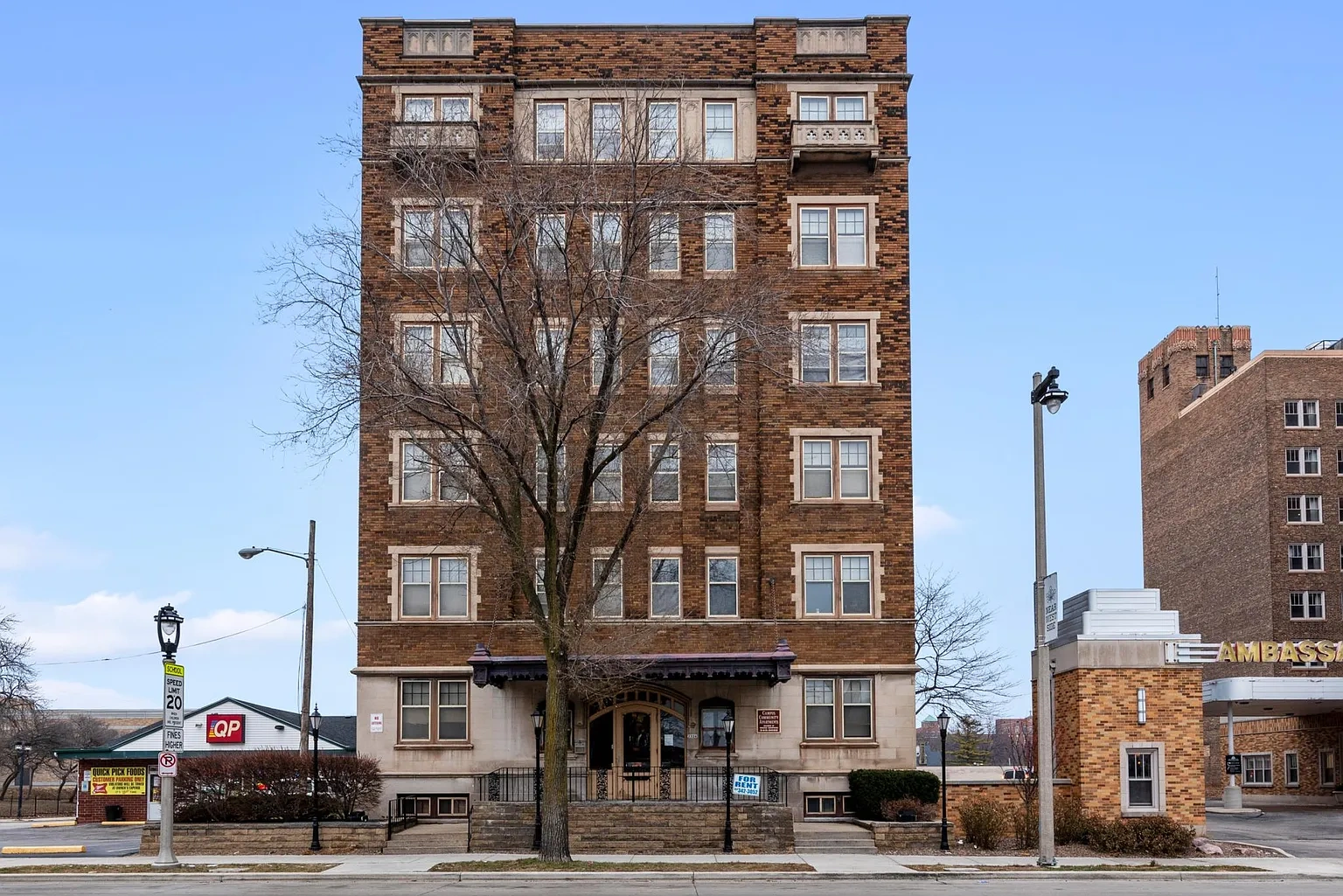 2324 W Wisconsin Ave – photo 2