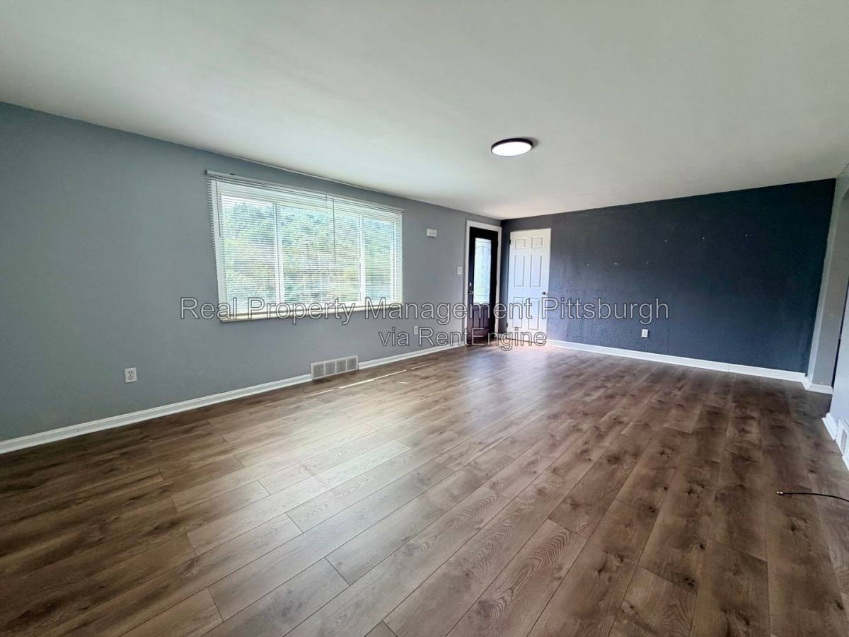 7802 Noblestown Rd – photo 2