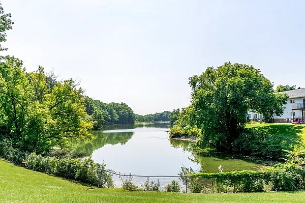 Lake Shore Park Apartments – photo 1
