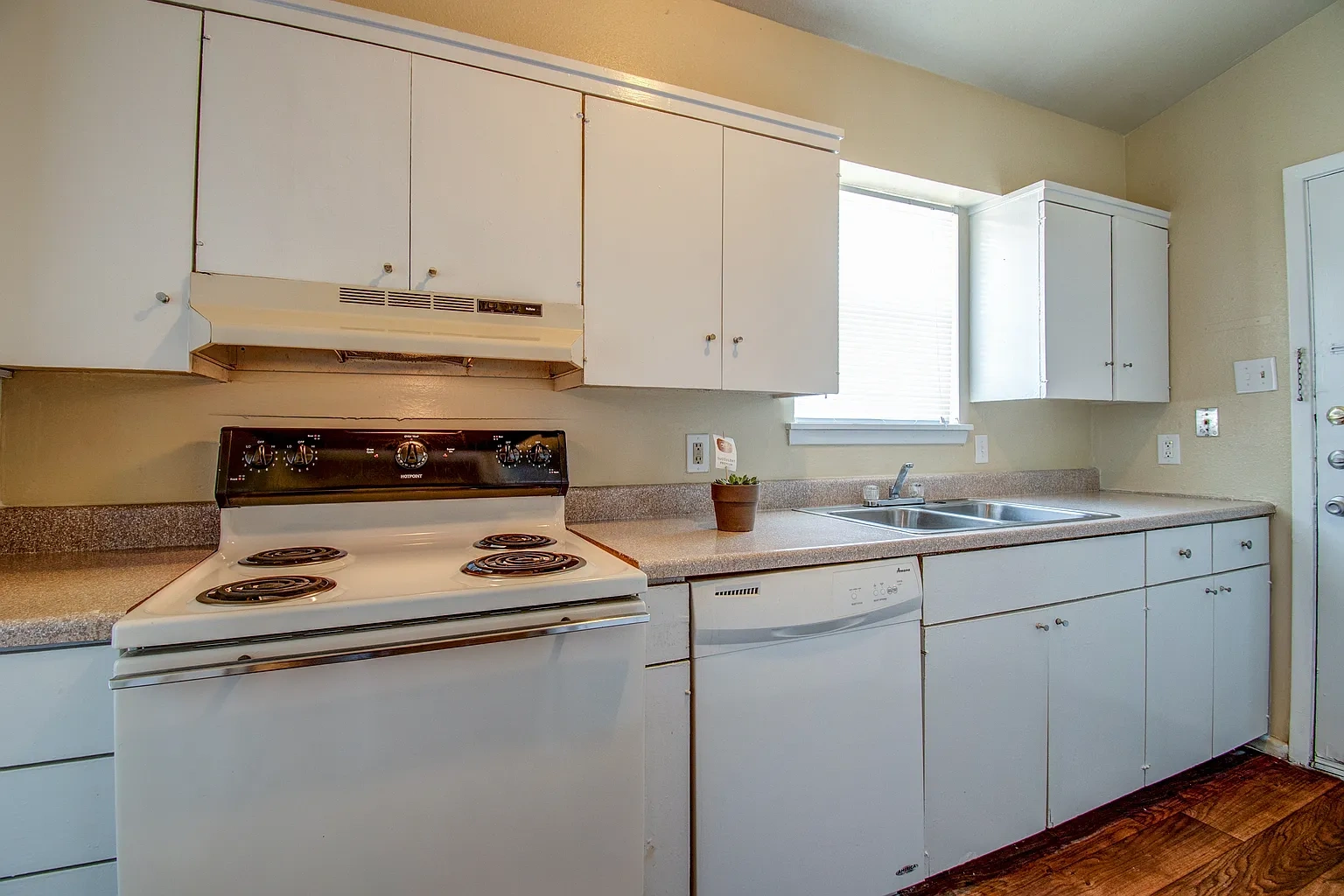 Bay Bluff Apartments – photo 5