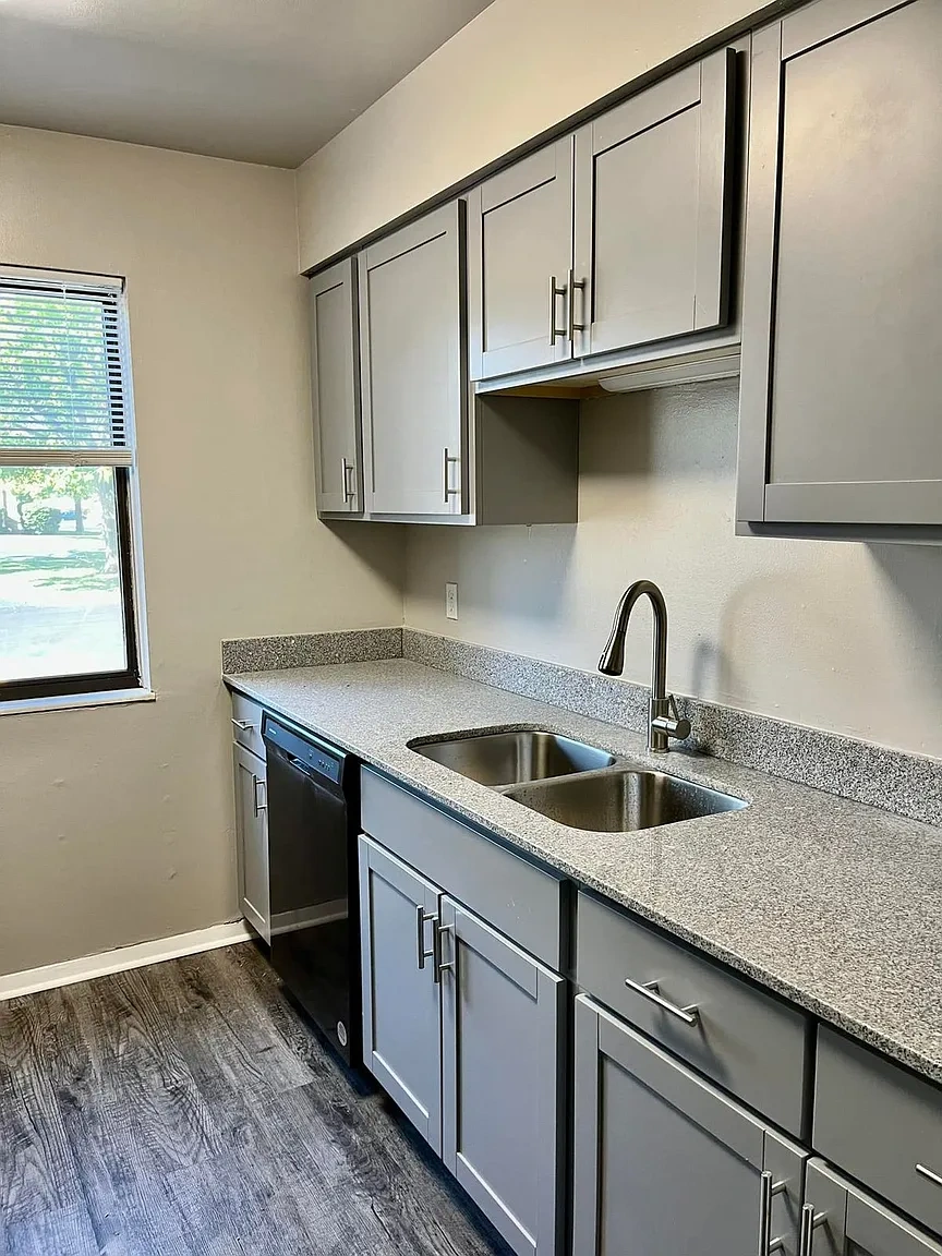 Black Hawk Apartments – photo 2
