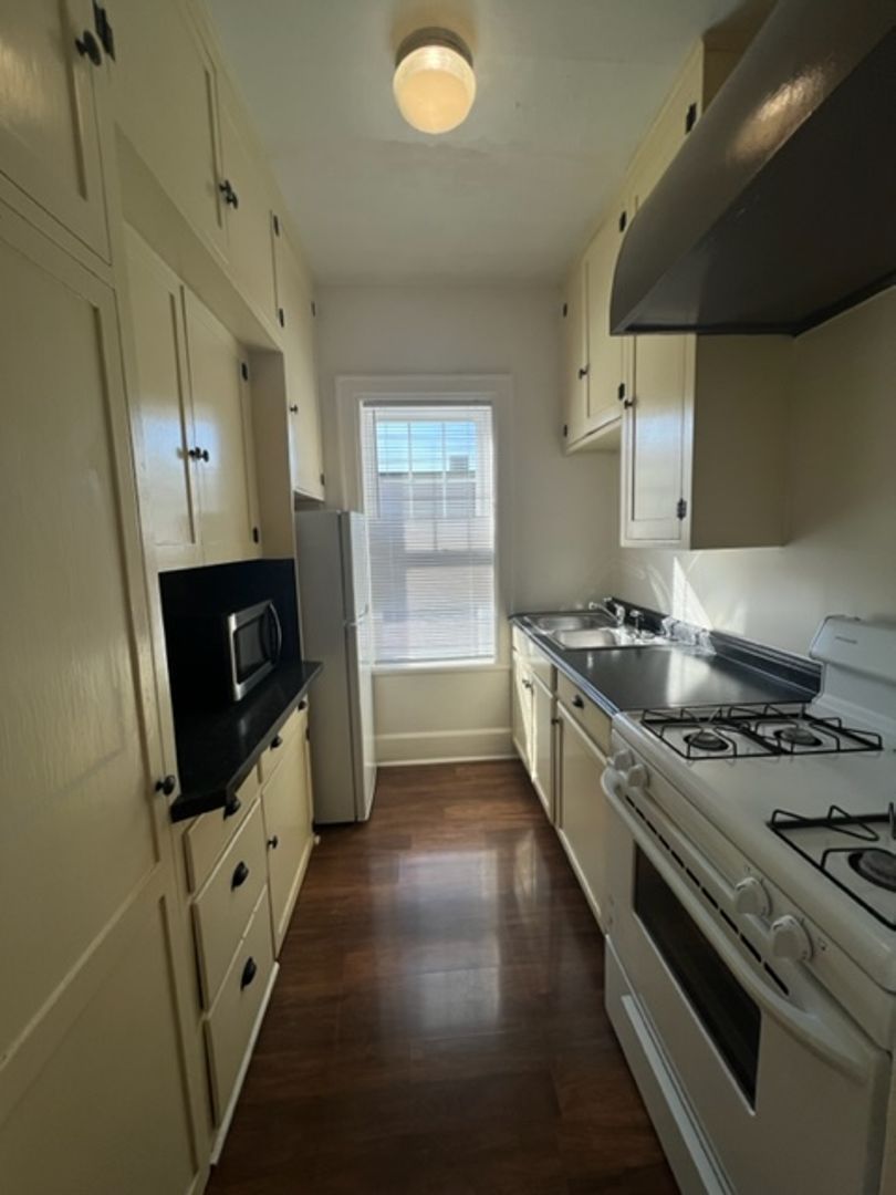 300 S Barker Ave unit 4 – photo 5
