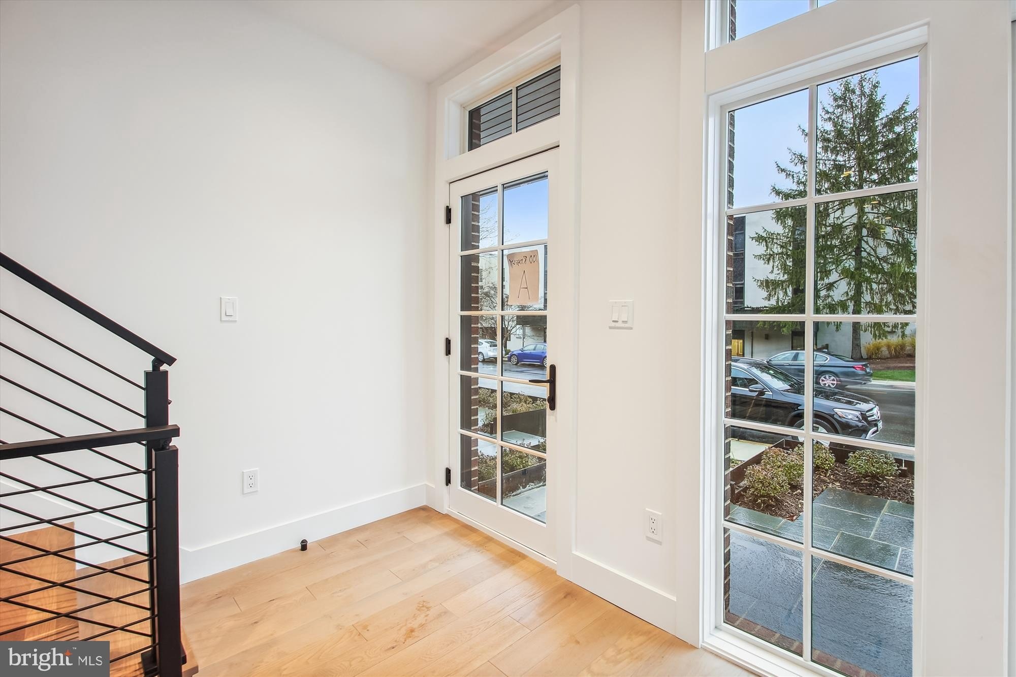 699 Giddings Ave – photo 2