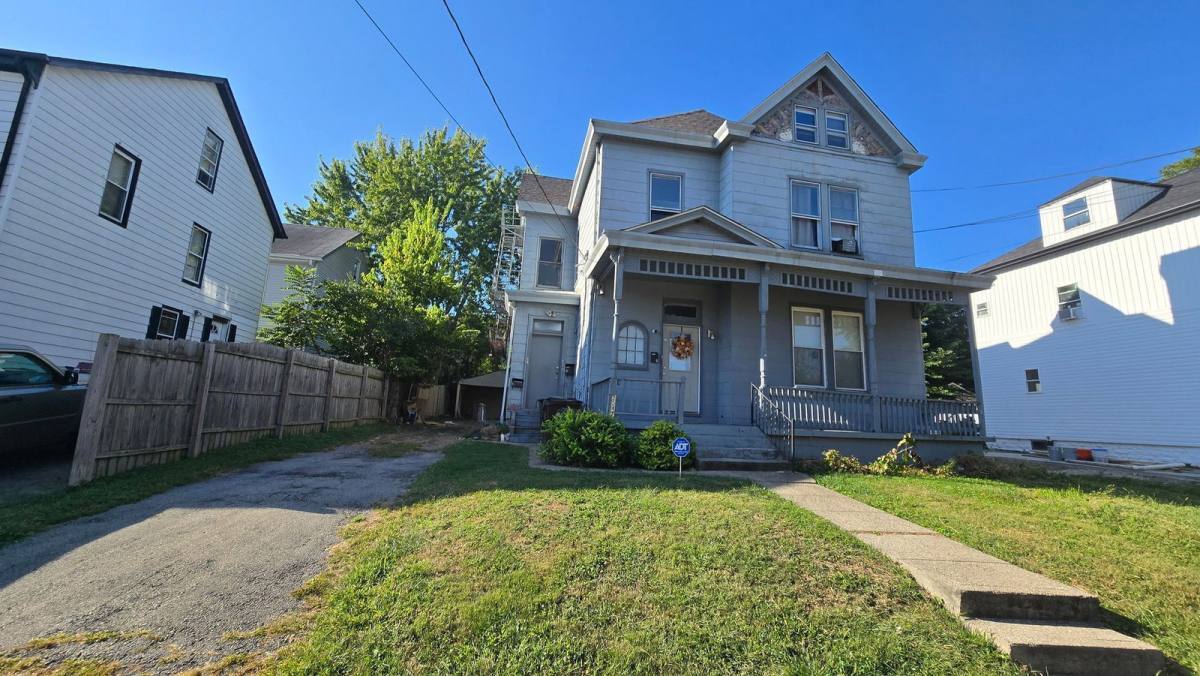 2047 Lawrence Ave unit 3 – photo 2