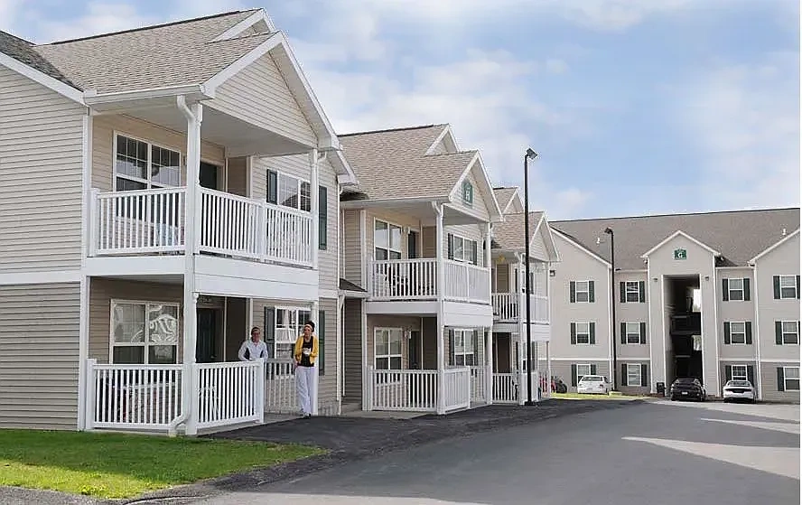 South Rock Apartments (Student Housing by the Bed) – photo 2