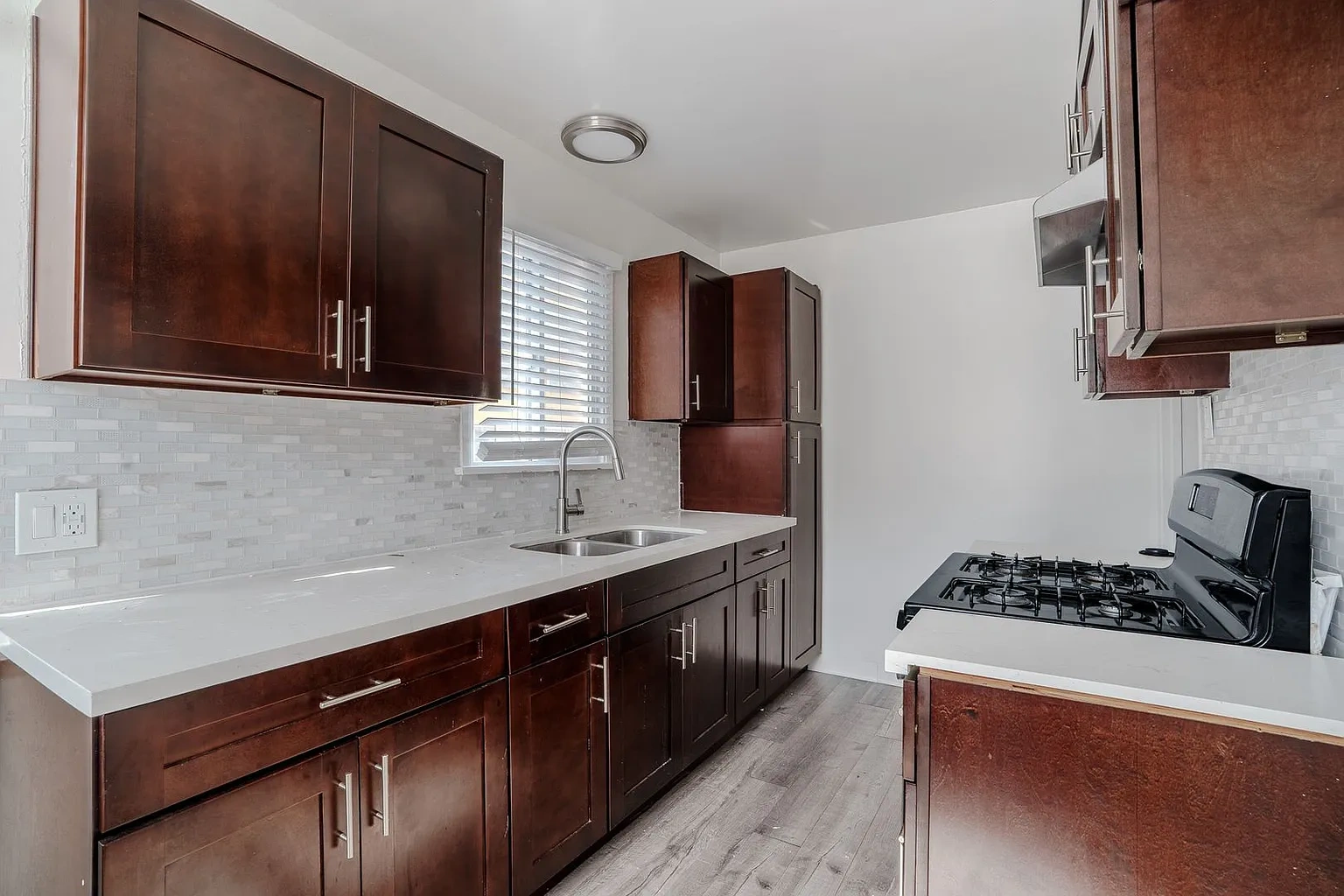 922 E. 2nd St. – photo 5