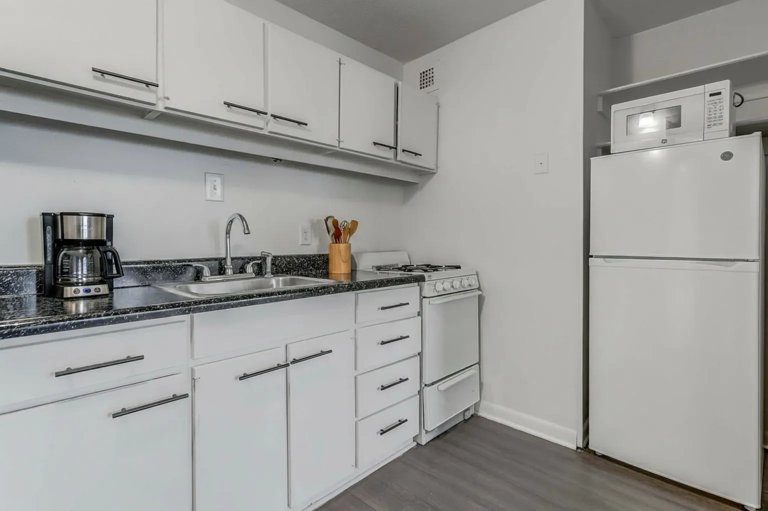 311 W Franklin – photo 3