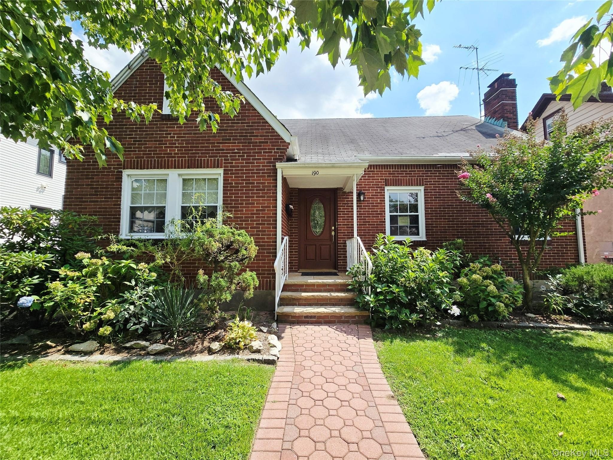 190 Bryant Ave – photo 1