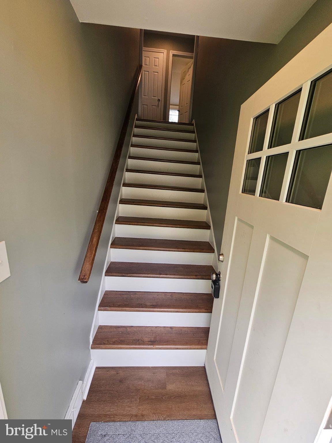 647 Roberts Ave – photo 2